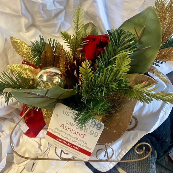 Nwt….table arrangement …. In gold sleigh….beautiful piece!!! - Picture 3 of 7
